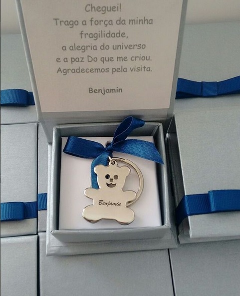 lembrancinha_de_maternidade_diferente_chaveiro_metal_ursinho_urso_menino_lembrancas_especiais