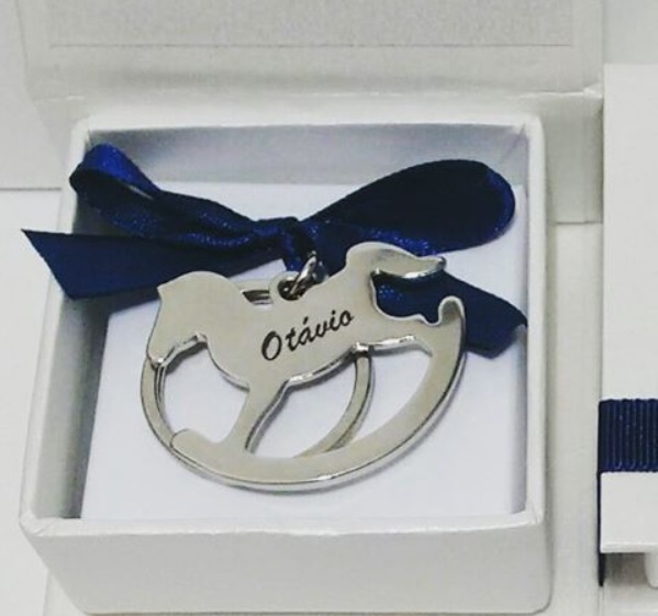 lembrancinha_maternidade_diferente_personalizada_chaveiro_cavalinho_balanco_lembrancas_especiais_v2_caixinha