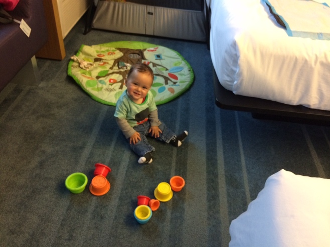 VIAJAR_COM_BEBE_5_dicas_brincar_no_quarto