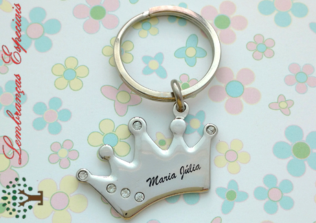 lembrancinha_principe_princesa_coroa_nascimento_1_ano_chaveiro_coroa_strass_diferente_lembrancas_especiais