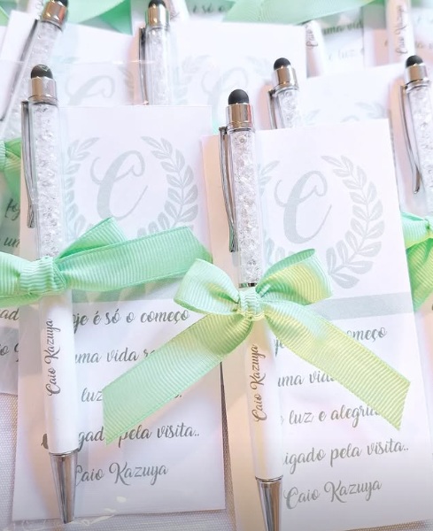 Lembrancinhas de Maternidade diferentes para meninos canetas brilho